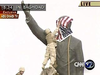 После того, как американские солдаты стащили памятник Саддаму с постамента в Багдаде, он был разобран на сувениры
