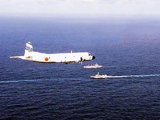 Японский самолет продолжает следить за неизвестной подлодкой