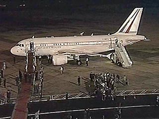 В ночь на пятницу французский самолет доставил в Каир тело Арафата