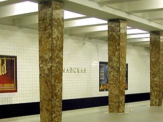 На станции "Первомайская" Московского метрополитена бросилась под поезд женщина