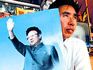 Как сообщили несколько дипломатов, во многих важных государственных учреждениях Пхеньяна этой осенью сняли портреты лидера Северной Кореи Ким Чен Ира