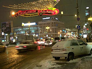 Вечером в Москве ожидается обильный снегопад. ГИБДД призывает автолюбителей усилить бдительность на дорогах. Об этом говорится в поступившем в РИА "Новости" в четверг сообщении пресс-службы столичной ГИБДД