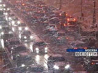 Снегопад осложнил обстановку на дорогах Москвы