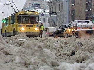 В воскресенье жители московского региона отдохнут от снегопада, обещают синоптики столичного Гидрометеобюро. "Совсем без снега не обойдется, но все же он будет не такой сильный, как накануне", - уточнил ИТАР-ТАСС директор Гидрометеобюро Алексей Ляхов