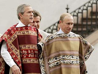 На фотографирование лидеров стран АТЭС Буш и Путин пришли в обнимку