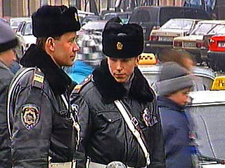 Сотрудники госслужбы охраны Украины на углу улиц Саксаганского и Владимирской в Киеве задержали автомобиль ВАЗ-21093, в багажнике которого находилось 1,5 кг пластита