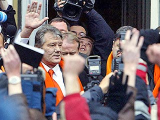 Ющенко со сторонниками направился в ЦИК. Возникла потасовка