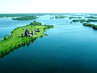 Карелию ежегодно посещают более миллиона туристов. Основные объекты их паломничества - музей-заповедник "Кижи", расположенный на Онежском озере, Валаамский архипелаг и монастыри на Ладожском озере