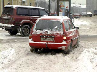 В Москве застрявшие в снегу около мостов и туннелей автомобили будут вытаскивать специальные тягачи