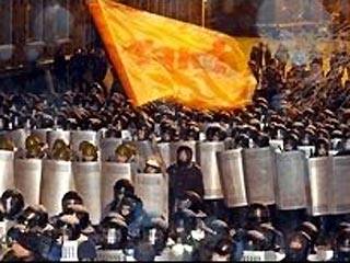 Сторонники Ющенко выстроили "живой коридор" у здания администрации президента