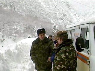 В Северной Осетии под лавиной погиб пограничник, семеро военных найдены живыми