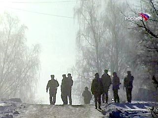 В Подмосковье спецназ начал спецоперацию по обезвреживанию двух солдат-дезертиров, застреливших двух милиционеров и захвативших двух заложников в частном доме в Дмитрове