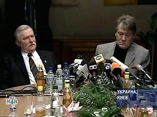 В 12:00 Лех Валенса встретился с Виктором Ющенко, после чего состоялась пресс-конференция