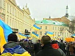 Во Львове в четверг проходят сразу несколько митингов в поддержку Виктора Ющенко