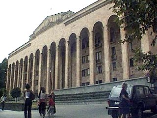 Грузинские парламентарии вошли в зал заседаний с оранжевыми платками в знак поддержки Ющенко
