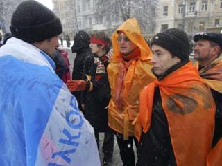 "Оранжевые" и "голубые" смешиваются в Киеве без агрессии