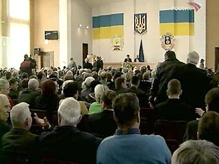 В Донецке в настоящее время проходит внеочередная сессия областного совета, на которой рассматривается ситуация на Украине после второго тура президентских выборов