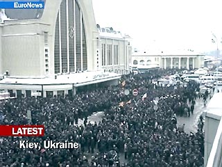 На Вокзальной площади Киева перед центральным железнодорожным вокзалом в Киеве собралось около 50 тысяч сторонников Виктора Януковича