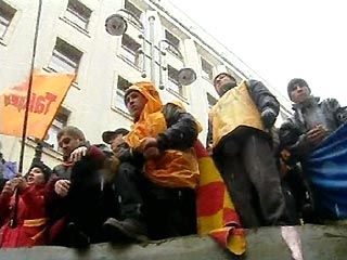 Более 8 тысяч сторонников Ющенко собрались возле здания мэрии Чернигова с требованием к сессии горсовета признать Ющенко Президентом