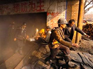 В Китае 187 шахтеров оказались заблокированными под землей сегодня в результате взрыва газа на угольном руднике