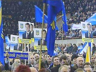 В воскресенье Украина еще глубже погрузилась в кризис, когда пророссийские лидеры юго-востока страны подавляющим большинством голосов проголосовали за проведение референдума о предоставлении их регионам статуса автономии