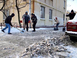 Свыше 50 членов Московского общества сознания Кришны  откликнулись накануне на призыв администрации муниципального района "Хорошевский" помочь управе справиться с коварным гололедом во дворах, образовавшемся после первых морозов