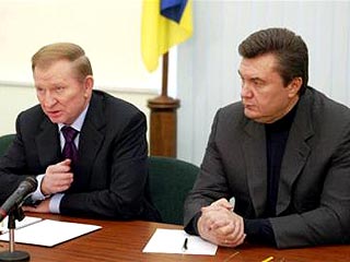 Премьер-министр Украины Виктор Янукович в понедельник вывез семью из Киева из-за обострения политической ситуации. Об этом он сообщил на встрече действующего украинского президента Леонида Кучмы с главами нескольких областных госадминистраций