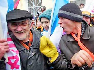 Сторонники Ющенко разобрали металлический забор возле администрации президента в Киеве