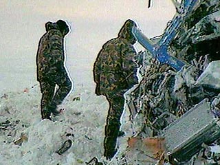 Как сообщил оперативный дежурный Управления ГО и ЧС Камчатской области, тела двух человек в сильно разрушенном вертолете нашла наземная поисковая группа