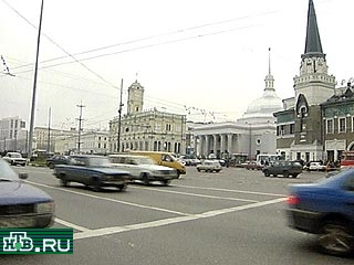 В Москве на Комсомольской площади у дома N5 загорелся троллейбус. Сигнал о возгорании поступил на пульт дежурного "01" в 10:20