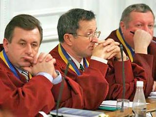 Верховный суд Украины перенес на четверг, 2 декабря, слушания по иску сторонников кандидата в президенты Виктора Ющенко, оспаривающих итоги президентских выборов