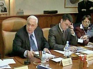 Премьер-министр Израиля Ариэль Шарон отправил в отставку четырех министров, представлявших в его правительстве партию Шинуй
