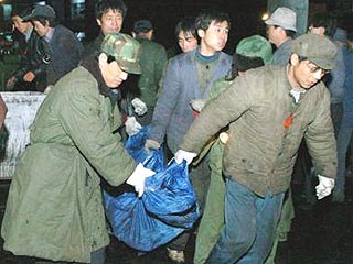 В Китае родственники шахтеров, которые 28 ноября были заживо завалены на шахте Чэньцзяшань, ворвались в здание районной администрации и избили нескольких чиновников