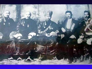 Хамбо-лама Даша-Доржо Итигелов (на фото - в центре) был главой российских буддистов с 1911 по 1927 год