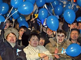 Сторонники премьера Украины Виктора Януковича направили представление в Конституционный суд с просьбой проанализировать на соответствие основному закону постановления Верховной рады от 1 декабря о недоверии правительству