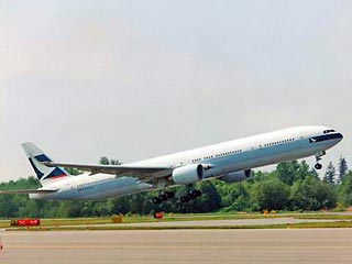 Во время взлета из международного аэропорта столицы Таиланда Бангкока накануне вечером у лайнера Boeing-777-300 гонконгской авиакомпании отвалилась часть обшивки одного из двигателей