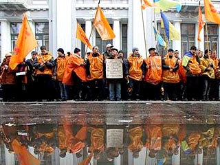  В предвыборном штабе Виктора Ющенко говорят, что оранжевый означает дистанцию - это знак неприятия красного цвета сгинувшего Советского Союза, а также холодного синего цвета лагеря Виктора Януковича