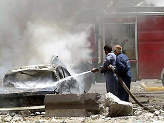 Машина, начиненная взрывчаткой, была взорвана террористом-смертником у здания полицейского участка рядом с так называемой "зеленой зоной" в Багдаде недалеко от правительственных учреждений и нескольких иностранных представительств