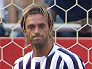 Защитника футбольного "Ювентуса" признали худшем игроком сезона 2003/2004