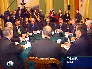 Оппозиция требует отставки правительства Виктора Януковича, чтобы разблокировать переговорный процесс по урегулированию политического кризиса на Украине