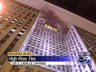 По данным полиции, пожар вспыхнул в 6:30 вечера понедельника (по местному времени) на 29-м этаже 45-этажного здания банка "Ласалль"