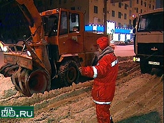 В Москве пытаются ликвидировать последствия снегопада