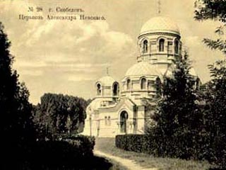 На 14 тысяч жителей города Скобелева (прежнее название Ферганы) в 1914 году в городе были три православных церкви. На дореволюционной открытке - храм Александра Невского