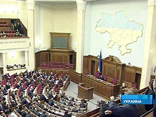 Внеочередная сессия Верховной Рады продолжится в среду. Кучма отказался отправить Януковича в отставку