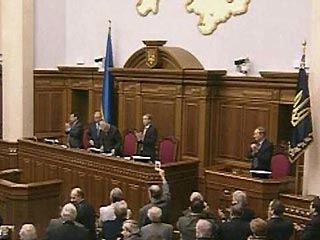 В Киеве в среду на внеочередной сессия Верховной Рады Украины депутаты приняли пакетом все три антикризисных законопроекта