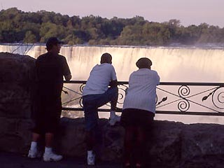 Ежедневно Ниагарский водопад посещает множество туристов, в том числе и из США