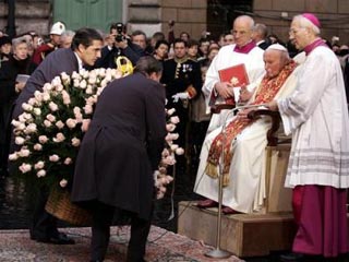 К колонне со статуей Девы Марии на площади Испании прибыл Папа Иоанн Павел II в сопровождении мэра Рима Вальтера Вельтрони