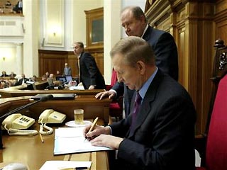 Принятая накануне Верховной Радой Украины и подписанная президентом страны политическая реформа вызывает неоднозначную оценку экспертов