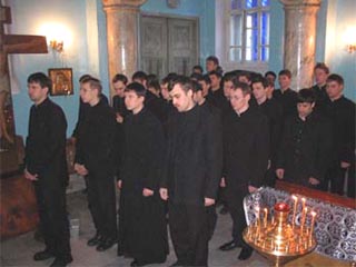Из 130 зарегистрированных в Минюсте религиозных учебных заведений разных конфессий, лишь 62 имеют гослицензию. На фото - семинаристы на молитве