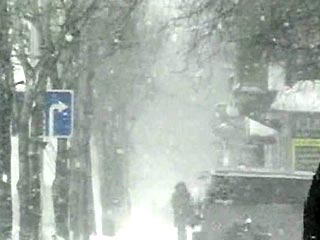 Циклон обрушил обильные снегопады на южные районы Камчатки. Сложная ситуация сложилась на дорогах области. Снежные переметы местами достигают метровой высоты. Движение автотранспорта затруднено